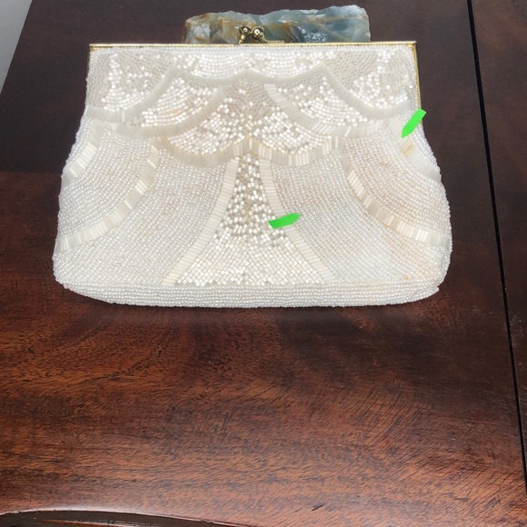 La Regal Beaded Ivory Bag. - Picture 6 of 8